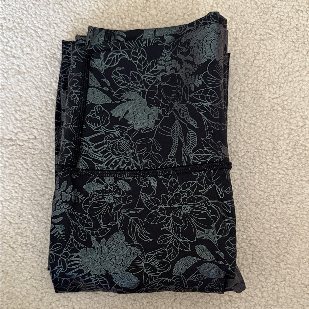 Lululemon Under Wunder tights 28” size 4